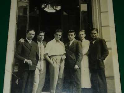 Tutto inizi� con Dino Melfi (al centro della foto con la giacca). Dopo essere stato barbiere per vent�anni fu lui il primo ad aprire un esercizio per signore in corso Cavour, nelle vicinanze del bar Mokador